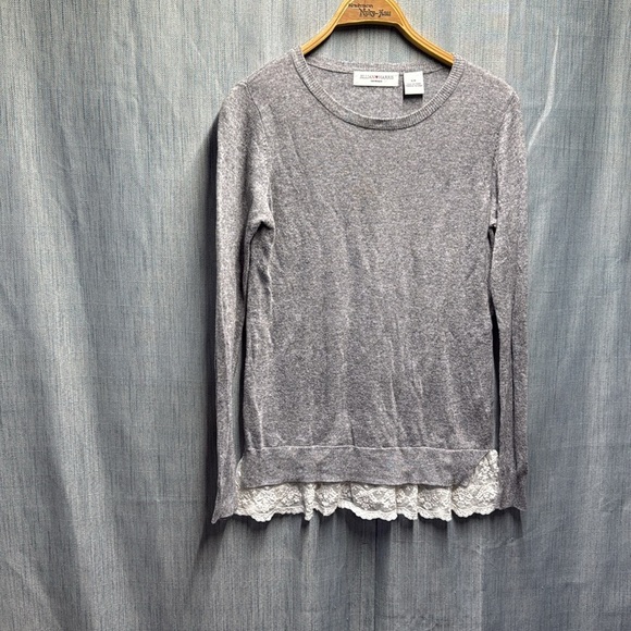 🚩 Jillian Harris Gray Lace Hem Women's Top size small - Picture 2 of 9